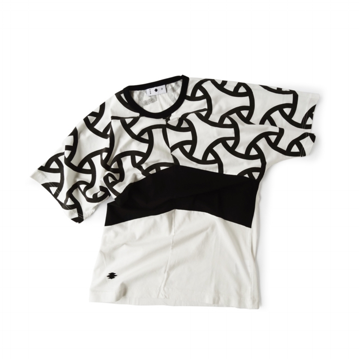 型式　　Tシャツ 型第76「丸毘沙門」<br>色　　　白に黒<br>素材　　綿<br>価格　　9,800円（税別）